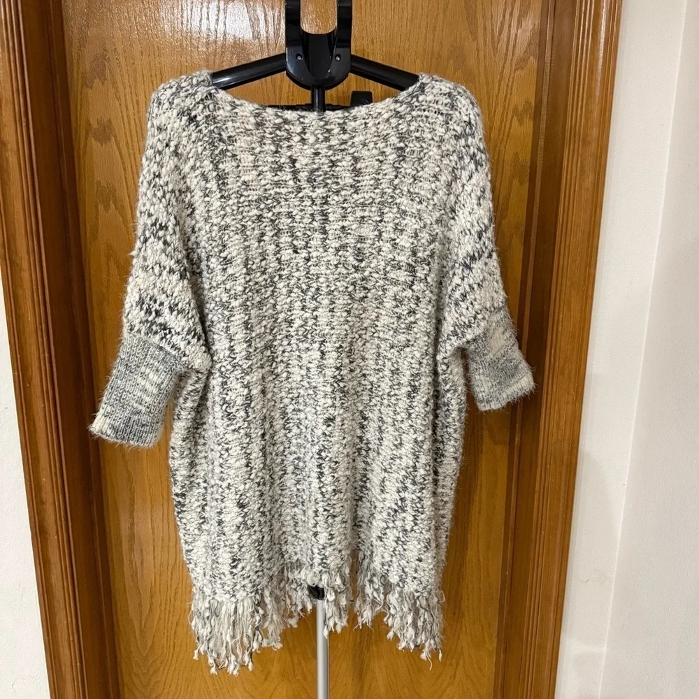 Umgee Chunky Knit Sweater Frayed Hem Oversized White/Gray Poncho Women’s Sz M/L